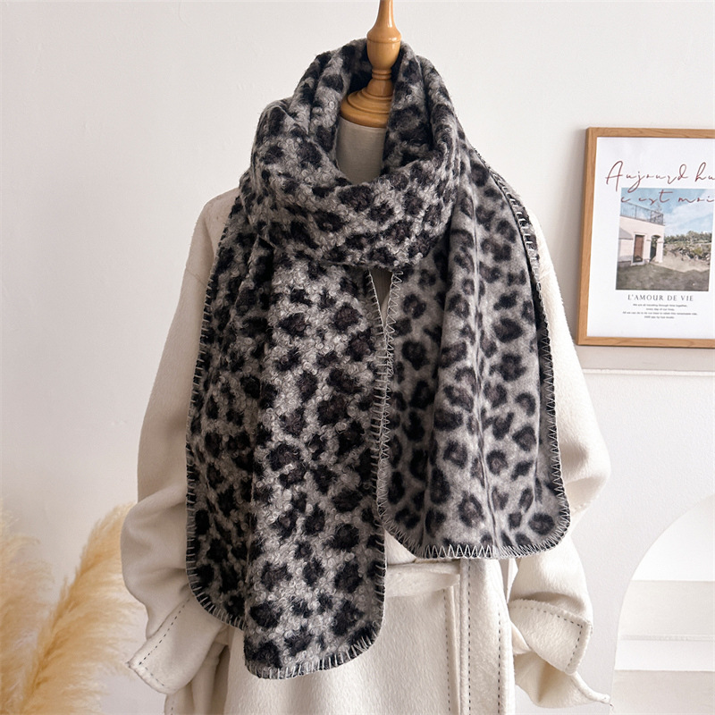 Jesienno-zimowy szal w panterk – Woven Scarf Blanket recenzja i cena