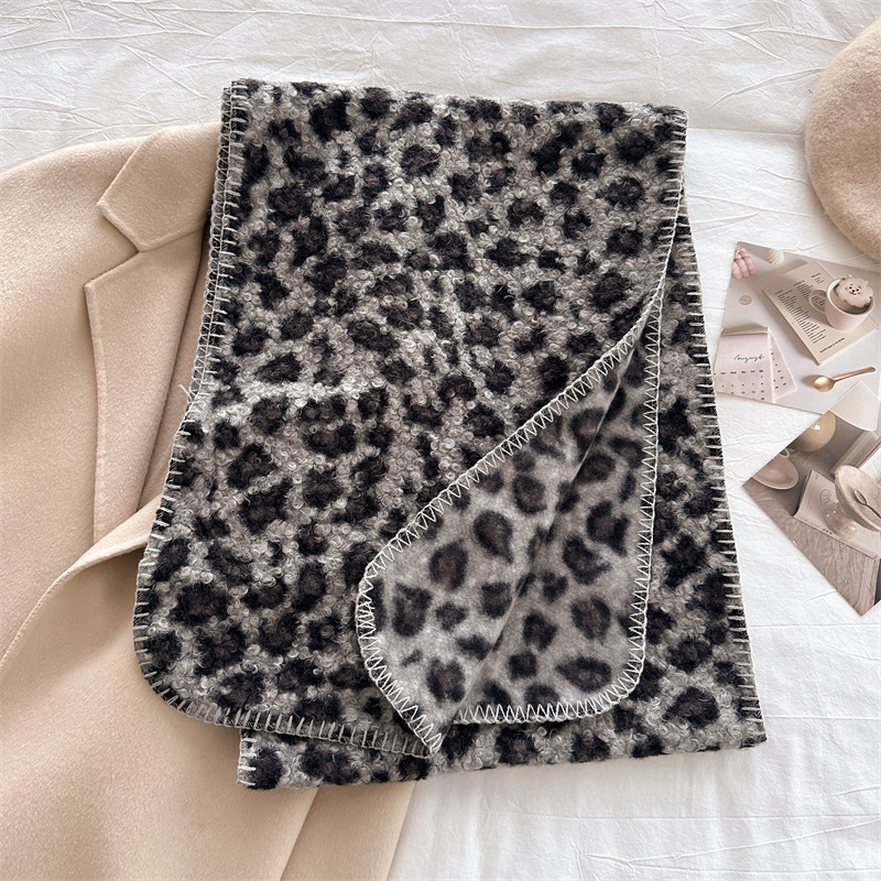 Jesienno-zimowy szal w panterk – Woven Scarf Blanket recenzja i cena